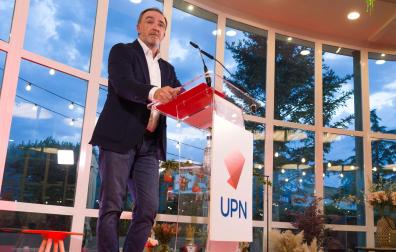 Esparza se dirige al público durante su discurso en Cadreita