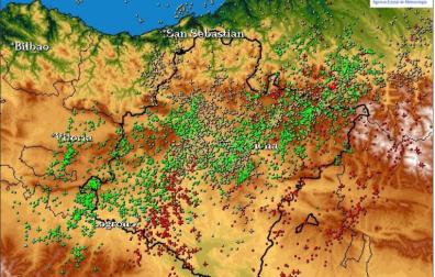 Imagen con la actividad de los rayos anoche (en verde los de las 20-22 horas, en blanco los de las 22-00 horas y en rojo los de la 00-02 horas)