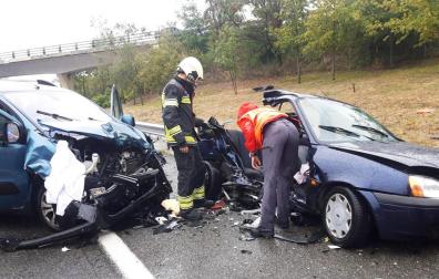 Estado en el que quedaron los coches implicados en la colisión en la A-15