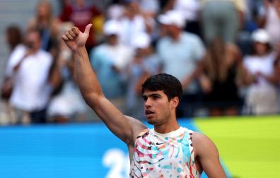 Carlos Alcaraz celebra su clasificación para se clasificó este sábado para los octavos de final del US Open