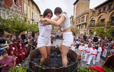 Las olitentes María Múgica Díaz y Erenia Cibriain Sagüés se emplearon a fondo en el pisado de la uva tempranillo en el lagar en la plaza de Carlos III de Olite.