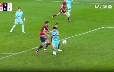 Momento en el que Lewandowski cae en el área de Osasuna en la acción del penalti
