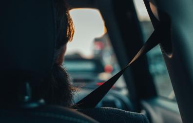 El cinturón de seguridad reduce en un 50% el riesgo de fallecimiento en la carretera