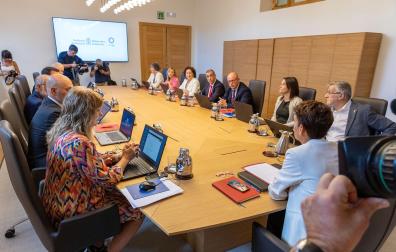 Fotos de la primera sesión de gobierno del Ejecutivo foral en el Palacio de Navarra.