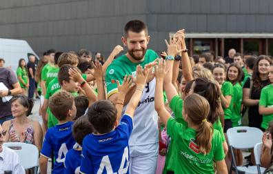 Fotos de la presentación de los equipos de balonmano del Helvetia Anaitasuna.
