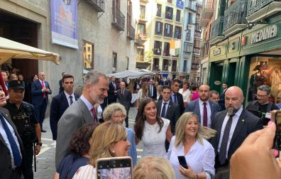 Tras su visita a la catedral, los monarcas se han dirigido al Palacio del Condestable y antes de entrar se han parado a hablar con la gente que les esperaba en la calle