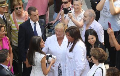 Las farmacéuticas Cecilia Miramón (derecha) y Piroska le entregan la caja con las cremas a la Reina