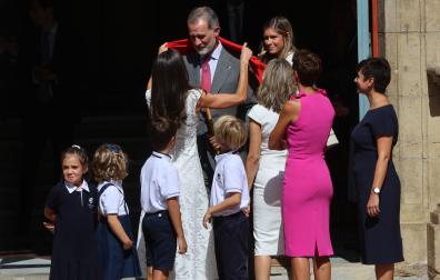 Doña Letizia le ata a don Felipe VI el pañuelo que le entregaron cuatro escolares de las Dominicas
