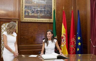La reina Letizia firma el libro de honor del Ayuntamiento de Pamplona