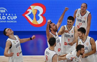 Los jugadores serbios celebran su triunfo contra Canadá