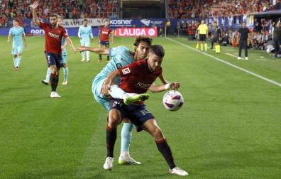Iker Muñoz trata de mantener la posesión ante Joao Félix, en el Osasuna-Barcelona
