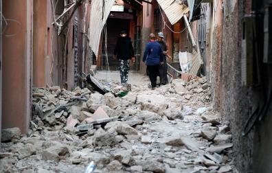 Destrozos en una calle de Marrakech a primera hora de este sábado
