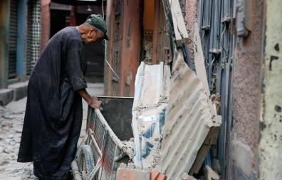 Un hombre observa los destrozos provocados por el seísmo en una calle de Marrakech a primera hora de este sábado