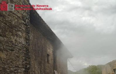 Labores de extinción del fuego en la vivienda.