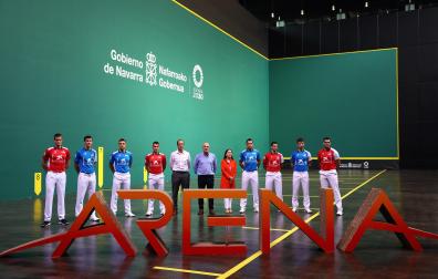 Los pelotaris que van a jugar las semifinales del Masters, autoridades y patrocinadores.