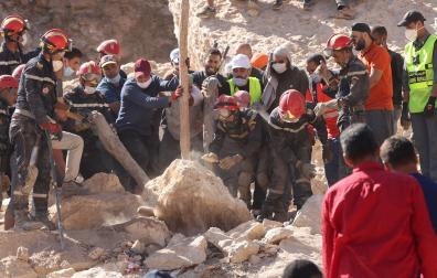 Efectivos del cuerpo de bomberos trabajan en las labores de rescate de supervivientes y cadáveres sepultados por el terremoto