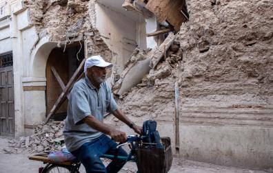 Un hombre circula en bici por las calles de Marrakech