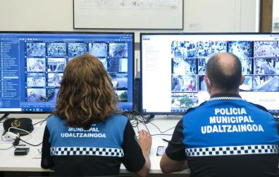 Dos agentes de la Policía Municipal observan las cámaras de vigilancia