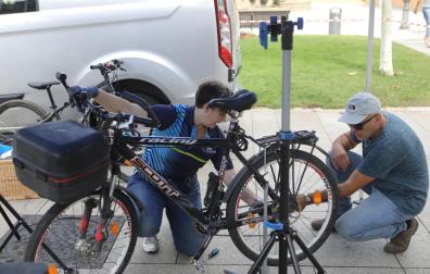 Asistentes resolvieron dudas y trabas de sus bicicletas en la Plaza del Castillo