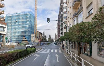 Imagen del semáforo situado en la calle Mayor de Burlada, a la altura del número 40