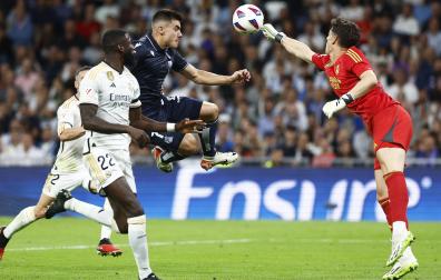 Kepa sale de puños ante Barrenetxea durante el encuentro