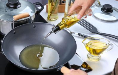 La composición química del aceite, su contenido en ácidos grasos saturados, mono y poliinsaturados, así como la presencia de componentes menores con actividad antioxidante, antiinflamatoria y reductora del colesterol, nos dicen cuál es más beneficioso para la salud