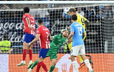Momento en el que el meta del Lazio, Ivan Provedel, cabecea a gol en la última jugada del encuentro