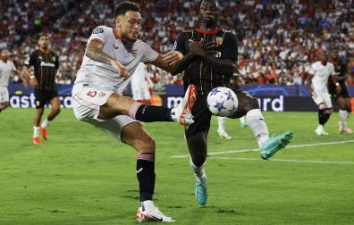 Lucas Ocampos intenta centrar ante el defensa del Lens, Deiver Machado, durante el encuentro