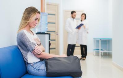 Mujer esperando en una consulta