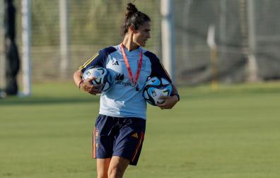 La nueva seleccionadora del conjunto femenino de fútbol, Montse Tomé, durante el entrenamiento de este miércoles en Oliva