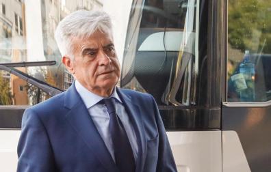 El presidente en funciones de la Real Federación Española de Fútbol (RFEF), Pedro Rocha (d), a su llegada este jueves al hotel en Gotemburgo (Suecia)
