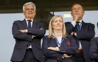 Rafa del Amo, junto a Pedro Rocha, presidente interino de la RFEF, ayer en el palco durante el Suecia-España. En el centro, Ángeles Aguilera, jefa de expediciones