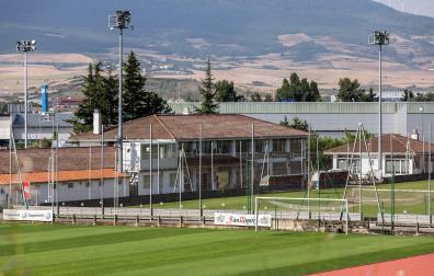 Vista general de las instalaciones del C.A. Osasuna en Tajonar, con el edificio de oficinas y vestuarios y los dos campos de hierba