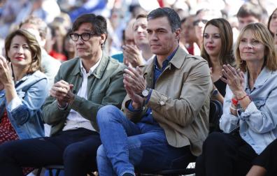 El presidente del Gobierno en funciones y secretario general del PSOE, Pedro Sánchez (2d), junto al líder socialista en Cataluña Salvador Illa (2i) y la ministra de Transportes en Funciones, Raquel Sánchez