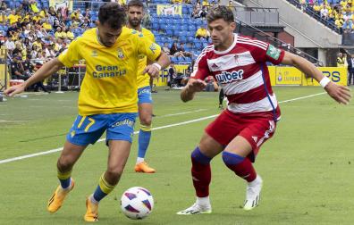 Munir encara a Lucas Boyé durante el encuentro