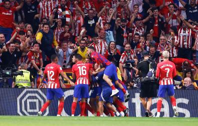 Alegría entre los jugadores y en la grada tras el 3-1 anotado por Álvaro Morata