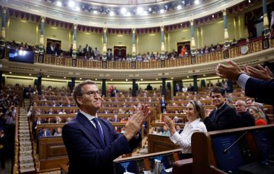 Alberto Núñez Feijoo, aplaudido por la bancada popular al final de su discurso de investidura