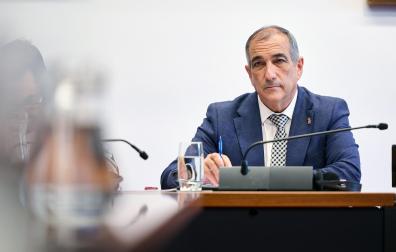 El consejero Óscar Chivite, durante su comparecencia en la comisión de Cohesión Territorial del Parlamento de Navarra