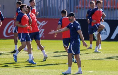 El entrenador del Atlético de Madrid, Diego Simeone dirige el entrenamiento