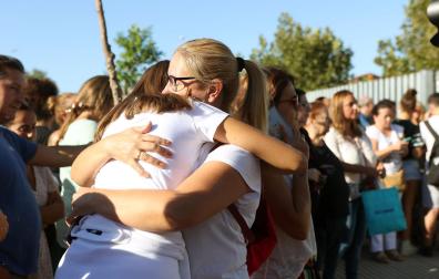 Dos mujeres se abrazan en el Instituto de Educación Secundaria (IES) Elena García Armada de Jerez de la Frontera, Cádiz, donde un menor ha herido a profesores y alumnos con un arma blanca