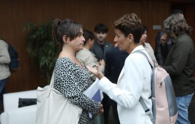 Begoña Alfaro junto a María Chivite en el Parlamento foral