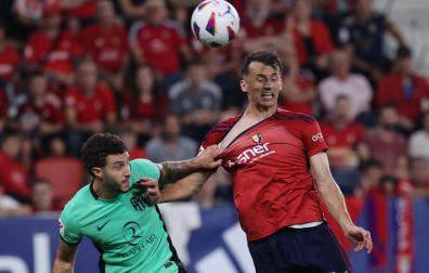 Budimir, agarrado por Mario Hermoso
