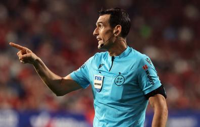 El colegiado Martínez Munuera, en el partido Osasuna-Atlético de Madrid disputado en El Sadar