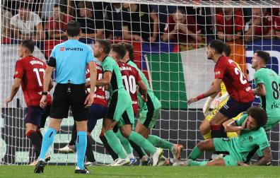 Witsel se lanza al suelo tras un leve toque de Aimar en la acción donde David García marcó el empate