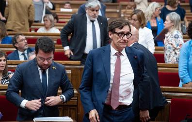 El presidente de la Generalitat de Catalunya, Pere Aragonès (i), y el líder del PSC, Salvador Illa (c), durante el tercer Debate de Política General de la legislatura