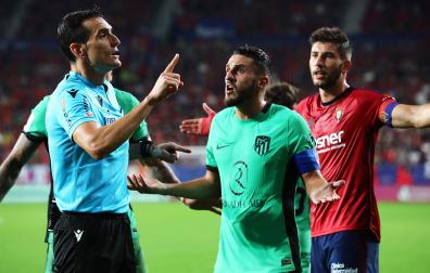 Los capitanes de Osasuna y Atlético, David García y Koke, protestan al colegiado Martínez Munuera durante el encuentro