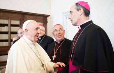 Francisco Javier Bustillo, que será nombrado hoy cardenal, saluda al Papa Francisco en una audiencia reciente