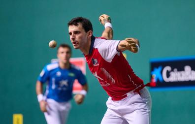 Jokin Altuna golpea a la pelota en presencia de Peña durante la segunda semifinal en el Arena
