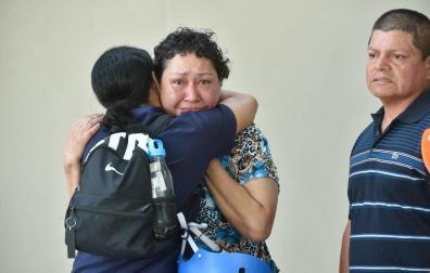 Familiares de las victimas del incendio en los alrededores de la sala Teatre en la zona de ocio de Las Atalayas