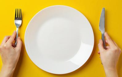Un plato con cubiertos